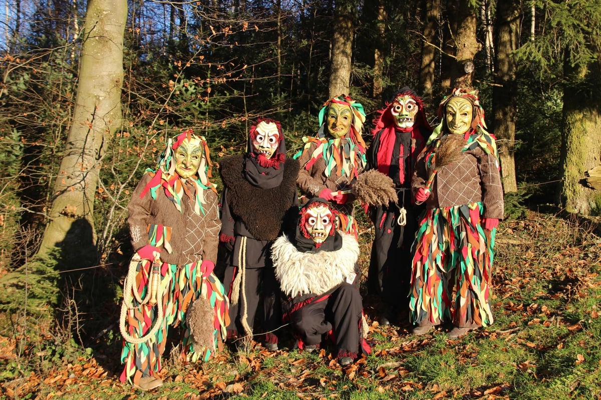 Monster und Weihergeister beim Dämmersprung in Weißensberg